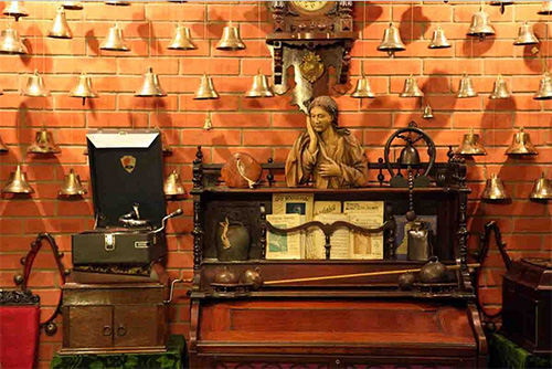 Первый в России частныйо музей Джона Мостаславского "Музыка и время"