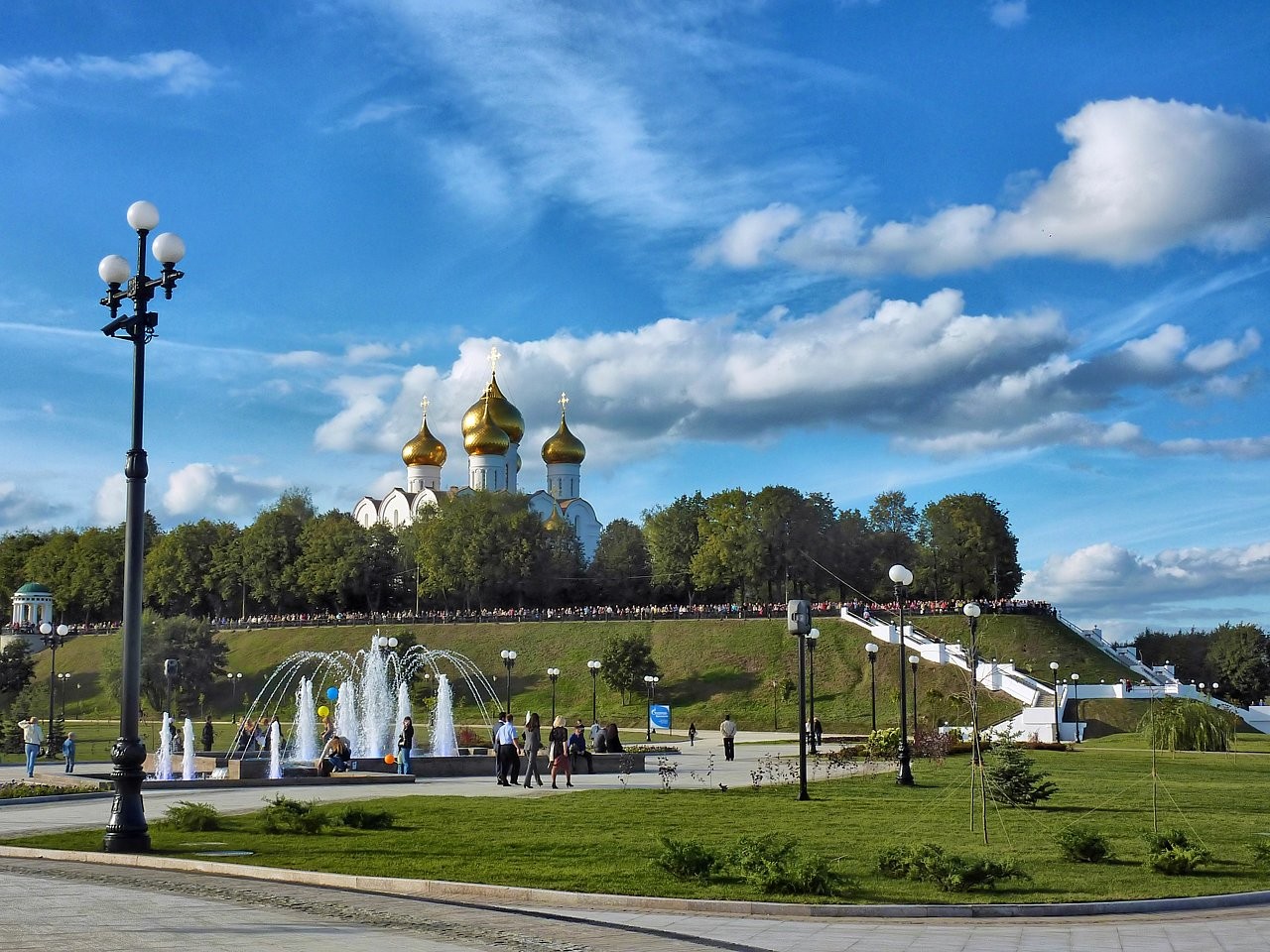 Ярославский город. Золотое кольцо России Ярославль Волжская набережная. Вид на стрелку Ярославль. Центр Ярославля достопримечательности. Ярославль обзорная экскурсия.